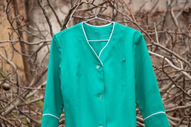 Ukrayna 'da bir askıda asılı eski bir tıbbi takım elbise, hemşire üniforması.