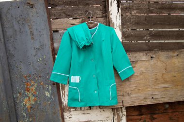 Ukrayna 'nın sokaklarında asılı duran bir askıda asılı eski bir tıbbi takım elbise, hemşire üniforması.