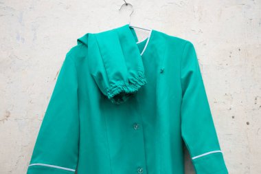 Ukrayna 'nın sokaklarında asılı duran bir askıda asılı eski bir tıbbi takım elbise, hemşire üniforması.