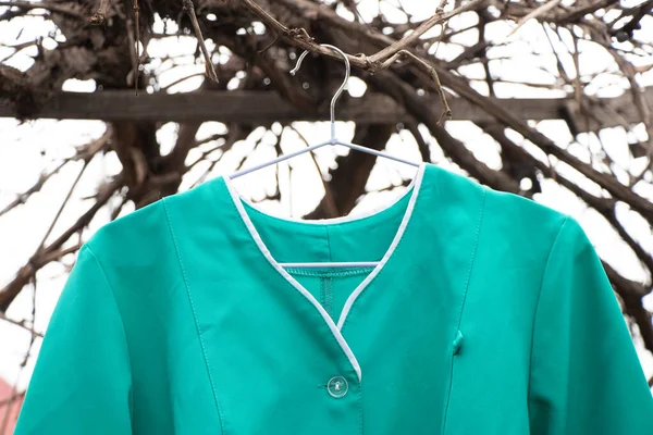 Gammal Medicinsk Kostym Hängande Galge Gatan Ukraina Sjuksköterska Uniform — Stockfoto