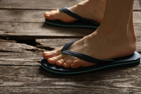 Frauenfüße Sommerblauen Strandflip Flops Stehen Auf Dem Boden — Stockfoto