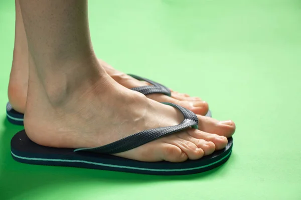 Vrouwelijke Voeten Zomer Blauw Strand Teenslippers Staat Vloer — Stockfoto