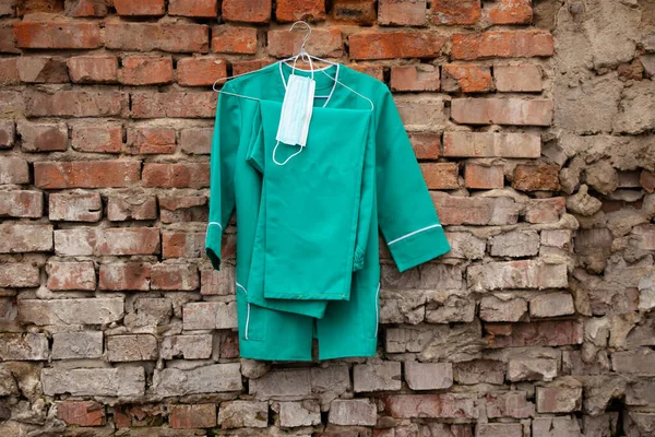 Gammal Medicinsk Kostym Hänger Hängare Väggen Gatan Ukraina Sjuksköterska Uniform — Stockfoto