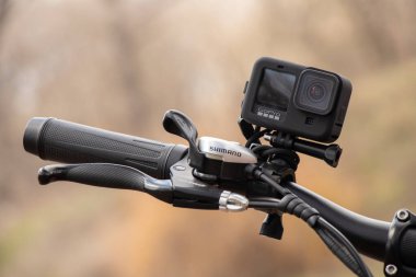 Ukrayna Dnipro 16.04.2021 - GoPro HERO 9 Siyah bir bisiklet sapı üzerinde, bir bisikletin video görüntüleri