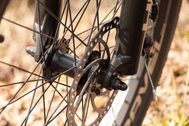 Ukrayna Dnipro 16.04.2021 - Gündüz vakti parktaki spor bisikletinin tekeri.