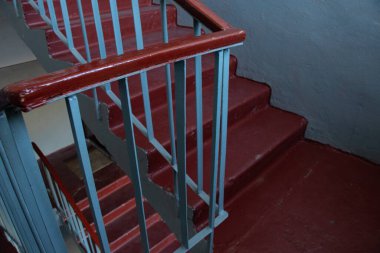 Ukrayna 'da çok katlı bir binanın girişindeki merdivenler, evin karanlık merdivenleri.