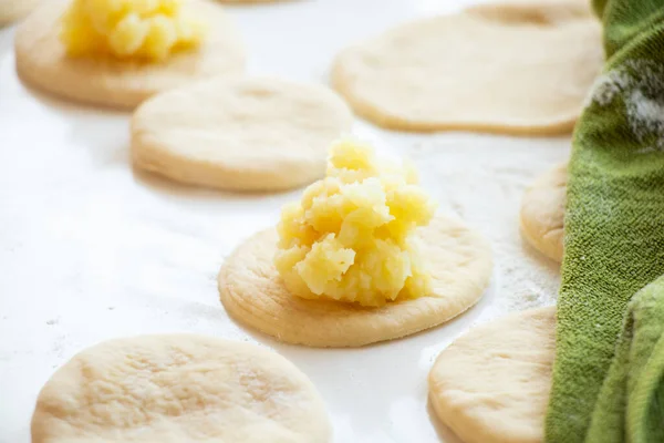 Processo Fazer Tortas Com Batatas Casa Cozinha Uma Mesa Branca — Fotografia de Stock