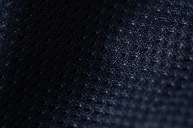 Siyah kumaş arka planda yakın plan olarak buruşur