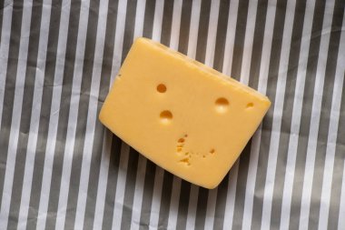 Renkli arka planda bir parça sert peynir.