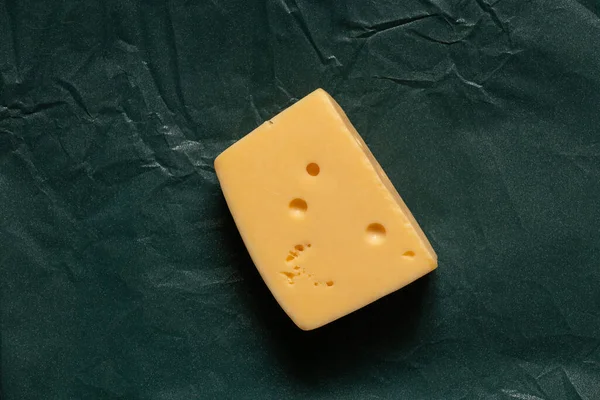 Ένα Κομμάτι Σκληρό Τυρί Ένα Έγχρωμο Φόντο Γκρο Πλαν — Φωτογραφία Αρχείου