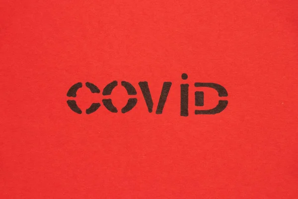 Inscriptie Covid Geschreven Met Een Pen Een Sjabloon Gekleurd Papier — Stockfoto