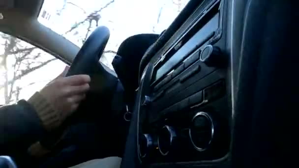 Ręce Kierownicy Dziewczyna Prowadzi Samochód — Wideo stockowe