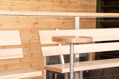 Ukrayna 'nın göbeğinde gündüz vakti sokağın ortasında bir kafe yakınında bir bank ve ahşap masa.