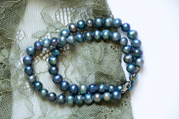 Cuentas Perlas Azules Encuentran Encaje Verde Sobre Fondo Blanco Moda — Foto de Stock