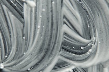 Arka planda beyaz diş tozu yakın plan olarak siyah arkaplanda