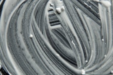 Arka planda beyaz diş tozu yakın plan olarak siyah arkaplanda