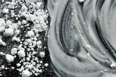 Arka planda beyaz diş tozu yakın plan olarak siyah arkaplanda