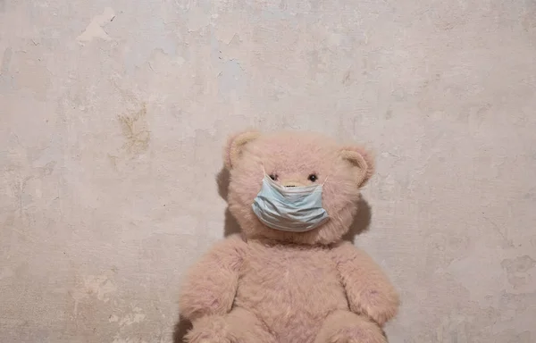 Osito Peluche Rosa Bebé Una Máscara Médica Sobre Fondo Pared — Foto de Stock