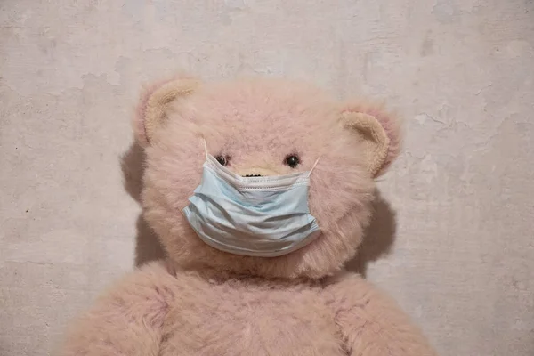 Baby Rosa Teddybär Einer Medizinischen Maske Auf Weißem Wandhintergrund — Stockfoto