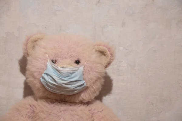 Osito Peluche Rosa Bebé Una Máscara Médica Sobre Fondo Pared — Foto de Stock