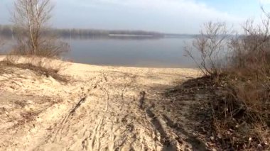 Ukrayna 'daki Dinyeper Nehri' ne giden kumlu yol, nehre doğru yürü.