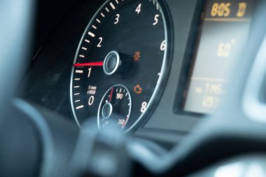 Otomatik kapanmada hız göstergesi ve direksiyon simidi