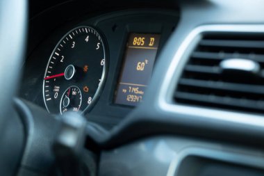 Otomatik kapanmada hız göstergesi ve direksiyon simidi