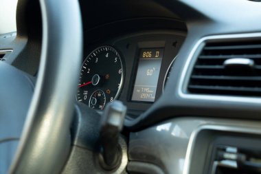 Otomatik kapanmada hız göstergesi ve direksiyon simidi