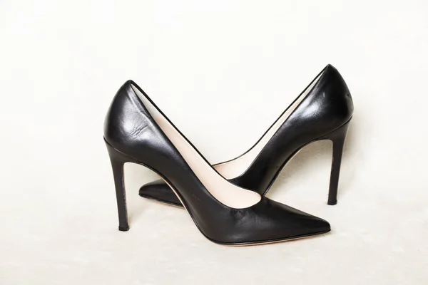 Черные Женщины Высоком Каблуке Туфли Белом Фоне Женская Обувь — стоковое фото