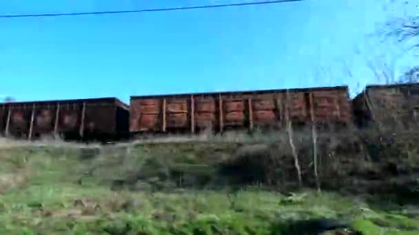 Rostiga godståg på järnvägen i Ukraina i staden Dnipro på våren — Stockvideo