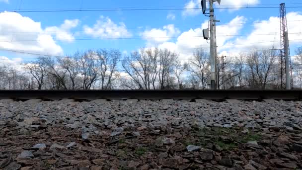 Ржавый грузовой поезд на железной дороге Украины в г. Днепр весной — стоковое видео