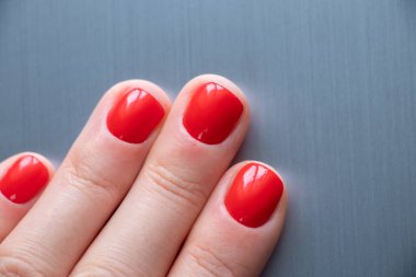 Kırmızı manikürlü kadın elleri izole edilmiş arka planda.