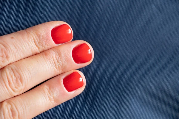 Mãos Femininas Com Manicure Vermelho Perto Fundo Colorido Isolado — Fotografia de Stock