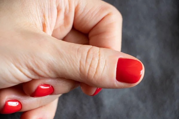 Manos Femeninas Con Manicura Roja Cerca Sobre Fondo Color Aislado —  Fotos de Stock