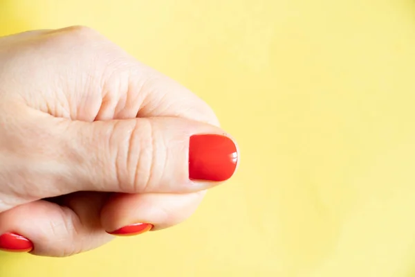 Женские Руки Красным Маникюром Вблизи Изолированном Цветном Фоне — стоковое фото