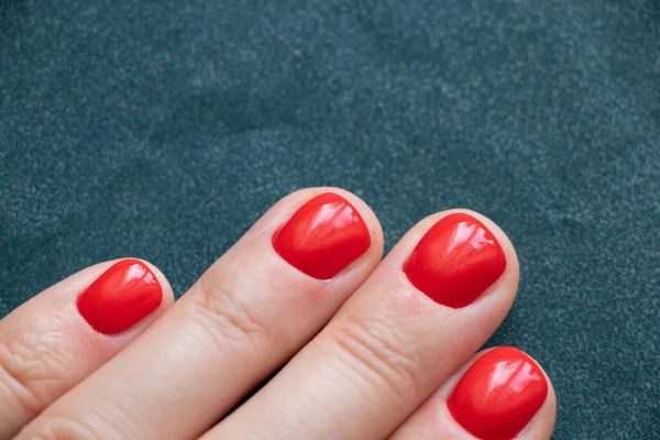 Mãos Femininas Com Manicure Vermelho Perto Fundo Colorido Isolado — Fotografia de Stock