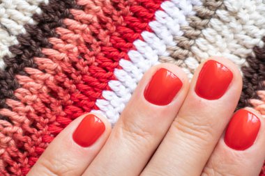 Kırmızı manikürlü kadın elleri izole edilmiş arka planda.