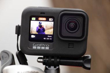 Ukrayna Dnipro 20.04.201 - GoPro HERO 9 Siyah baharda bir bisiklet üzerinde bisiklet sapından, kamera ekranından çekim yapıyor.