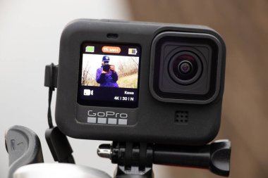 Ukrayna Dnipro 20.04.201 - GoPro HERO 9 Siyah baharda bir bisiklet üzerinde bisiklet sapından, kamera ekranından çekim yapıyor.