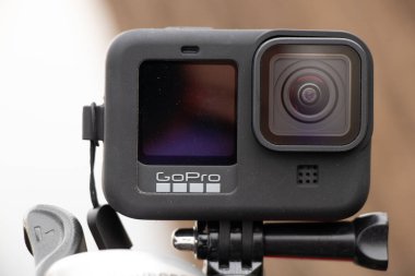 Ukrayna Dnipro 20.04.201 - GoPro HERO 9 Siyah baharda bir bisiklet üzerinde bisiklet sapından, kamera ekranından çekim yapıyor.