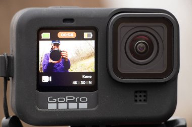Ukrayna Dnipro 20.04.201 - GoPro HERO 9 Siyah baharda bir bisiklet üzerinde bisiklet sapından, kamera ekranından çekim yapıyor.