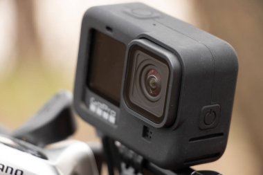 Ukrayna Dnipro 20.04.201 - GoPro HERO 9 Siyah baharda bir bisiklet üzerinde bisiklet sapından, kamera ekranından çekim yapıyor.