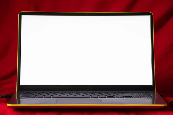 Laptop Białym Ekranem Czerwonym Tle Zbliżenie — Zdjęcie stockowe