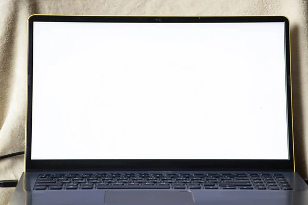 Laptop Białym Ekranem Czerwonym Tle Zbliżenie — Zdjęcie stockowe