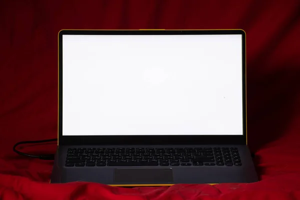 Laptop Białym Ekranem Czerwonym Tle Zbliżenie — Zdjęcie stockowe