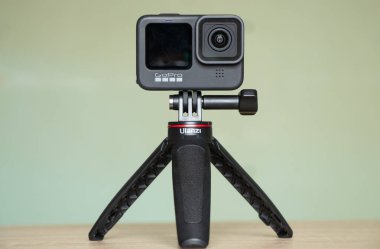 Ukrayna Dnepr 20.04.2021 - GoPro HERO 9 Siyah tahta bir masanın üzerinde