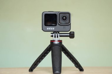 Ukrayna Dnepr 20.04.2021 - GoPro HERO 9 Siyah tahta bir masanın üzerinde