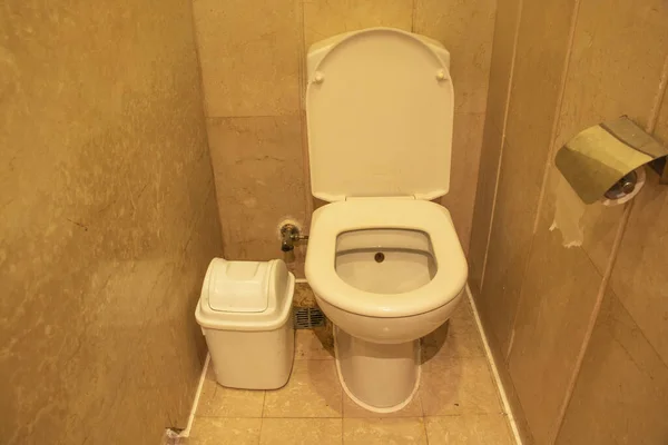 Eski Kirli Umumi Tuvalet Bir Otelde Yakın Plan — Stok fotoğraf