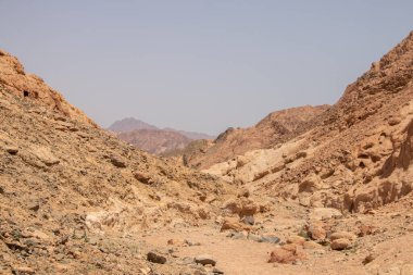 Afrika çölü Dahab dağlarında ve güneş altında kum, çöle bir yolculuk.