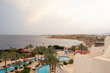 Mısır 'daki Kızıl Deniz kıyısındaki otelin yakınındaki havuzlar, Kızıl Deniz' in kıyıları.